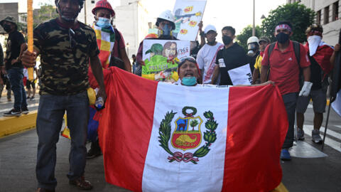 متظاهرون في ليما عاصمة بيرو يقفون لالتقاط صورة خلال احتجاج ضد حكومة البلاد ورئيستها. 24 كانون الثاني/يناير 2023. 