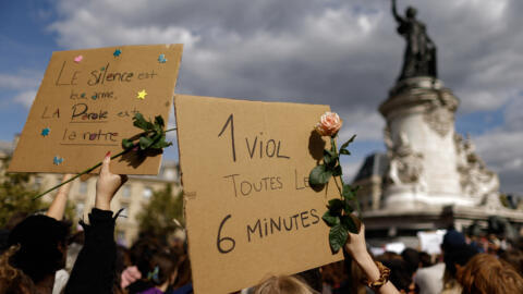 Des pancartes sont brandies lors d'une manifestation en soutien aux victimes de viols, le 14 septembre 2024 à Paris.