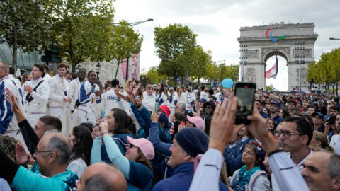 Plus de 300 athlètes et para athlètes ont défilé sur les Champs Élysées, le 14 septembre 2024.