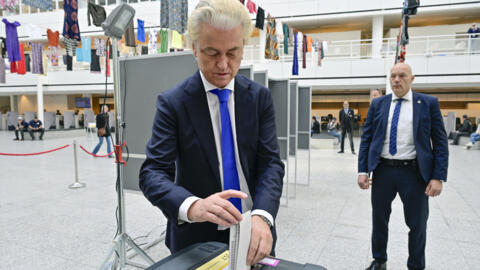 Le leader du parti d'extrême droite aux Pays-Bas, le Parti de la liberté (PVV ) Freedom Party, Geert Wilders, vote aux élections européennes le 6 juin 2024, à La Haye.