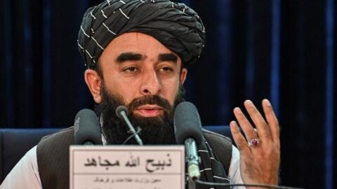 المتحدث باسم طالبان ذبيح الله مجاهد يتحدث مؤتمر صحفي في مدينة كابول. 30 تشرين الأول/أكتوبر 2021.