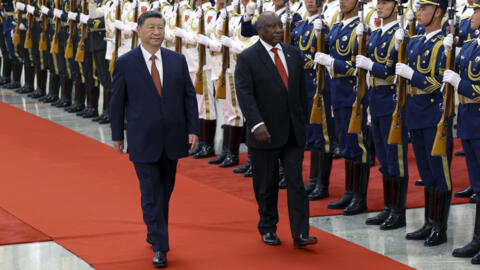 Sur cette photo publiée par l'Agence de presse Xinhua, le président chinois Xi Jinping, à gauche, et le président sud-africain en visite Cyril Ramaphosa, à droite, passent en revue une garde d'honneur