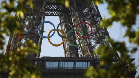 Les anneaux olympiques ont été accrochés dans la nuit de jeudi 6 à vendredi 7 juin 2024 à la Tour Eiffel, à Paris.