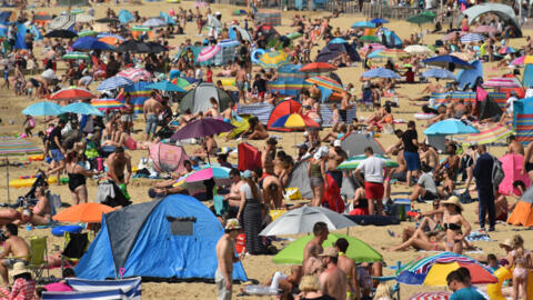 Pendant la vague de chaleur et malgré le Covid-19, plusieurs plages britanniques étaient bondées, le 31 juillet 2020, comme à Bournemouth, dans le sud de l'Angleterre.