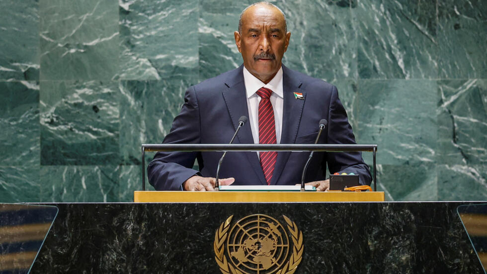 رئيس مجلس السيادة الانتقالي في السودان عبد الفتاح البرهان، يخطب في الدورة الثامنة والسبعين للجمعية العامة للأمم المتحدة في مدينة نيويورك بالولايات المتحدة. 21 أيلول/سبتمبر 2023.