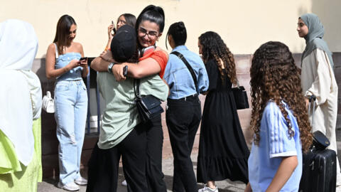 طالبات يتحققن من نتائج امتحانات البكالوريا العامة بمدرسة باستور في ستراسبورغ، بشرق فرنسا، في 4 يوليو 2023.