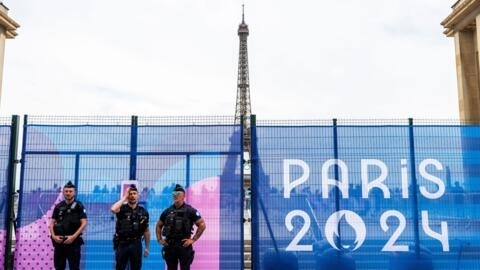 Des gendarmes devant les grilles mises en place pour limiter l'accès à l'esplanade du Trocadéro pendant les JO de Paris, le 9 juillet 2024.