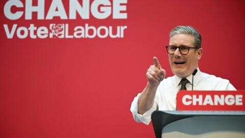 زعيم حزب العمال البريطاني المعارض كير ستارمر يلقي خطابا على خشبة المسرح خلال إطلاق البيان الانتخابي لحزب العمال، في مانشستر، في 13 يونيو 2024.