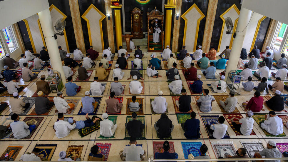 إندونيسيون يشاركون في صلاة عيد الفطر في مسجد في بالو بمقاطعة سولاويزي الوسطى، بإندونيسيا، وسط انتشارفيروس كورونا، 24 مايو/ أيار 2020