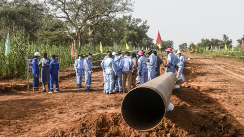 عمال من النيجر والصين في موقع بناء خط أنابيب النفط في منطقة جايا بالنيجر في 10 أكتوبر 2022.