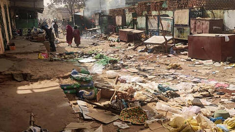 دمار نتيجة المعارك في سوق في الجنينة، عاصمة ولاية غرب دارفور، في 29 نيسان/أبريل 2023