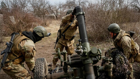 Des combattants de la Légion “Liberté pour la Russie” recharge un mortier pour tirer sur des positions militaires russes.