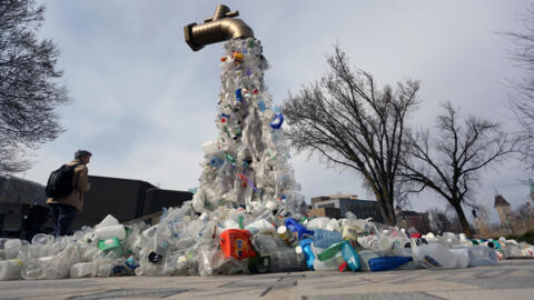 تمثال بعنوان "صنبور بلاستيكي عملاق" للفنان الكندي بنيامين فون وونغ معروض في أوتاوا خلال لجنة الأمم المتحدة الحكومية الدولية المعنية بالتلوث البلاستيكي، 23 نيسان/أبريل 2024
