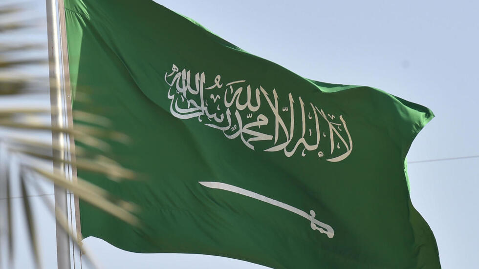العلم السعودي يرفرف في العاصمة الرياض في 22 سبتمبر/أيلول 2020.