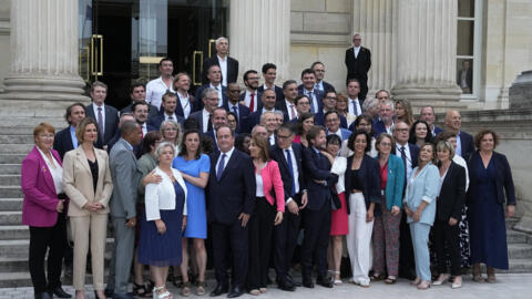 النواب الاشتراكيون المنتخبون حديثا يدخلون الجمعية الوطنية (البرلمان) مثل باقي الأحزاب اليسارية الأخرى التي تشكل تحالف "الجبهة الشعبية الجديدة". باريس، فرنسا في 9 يوليو/تموز 2024.