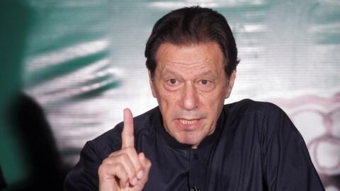 رئيس الوزراء الباكستاني السابق عمران خان يتحدث إلى وسائل الإعلام بمقر إقامته في لاهور. باكستان في 18 مايو/أيار 2023.