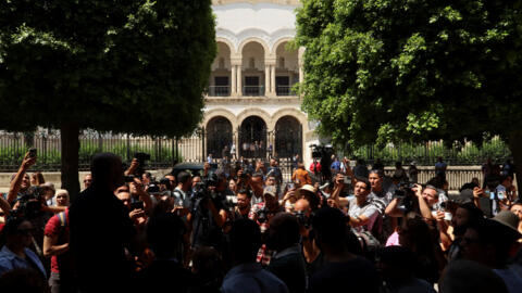 Des journalistes protestent devant le Palais de Justice, pendant le procès des chroniqueurs Mourad Zeghidi et Borhen Bssais à Tunis, le 22 mai 2024.