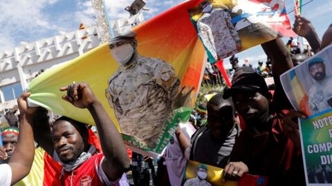 متظاهرون يحملون ملصق لرئيس المجلس العسكري الحاكم في مالي الانتقالي العقيد أسيمي غويتا في 14 يناير/كانون الثاني 2022.
