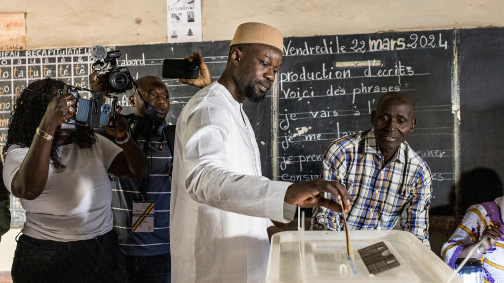 Senegalese opposition leader Ousmane Sonko (C) cast his ballot at a polling station in Ziguinchor on March 24, 2024. 