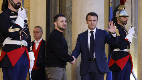 الرئيس الفرنسي إيمانويل ماكرون يستقبل نظيره الأوكراني فولوديمير زيلينسكي لدى وصوله إلى قصر الإليزيه الرئاسي في باريس في 14 مايو 2023.