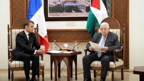 الرئيس الفرنسي إيمانويل ماكرون (يسار) مجتمعا مع الرئيس الفلسطيني محمود عباس في رام الله في الضفة الغربية المحتلة في 24 تشرين الأول/أكتوبر 2023.