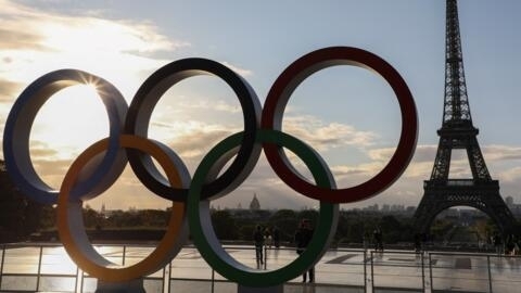 الحلقات الأولمبية التي تم تركيبها على ساحة تروكاديرو بالقرب من برج إيفل بعد ترشيح باريس لاستضافة دورة الألعاب الأولمبية 2024 ـ أرشيف 