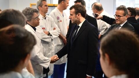 Le président français Emmanuel Macron visite l'hôpital de la Pitié-Salpêtrière , jeudi 27 février, à Paris où est décédé la veille le premier Français victime du coronavirus.