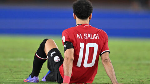 L'attaquant égyptien Mohamed Salah après avoir été blessé lors du match de l'Égypte contre le Ghana, au stade Félix Houphouët-Boigny d'Abidjan le 18 janvier 2024.
