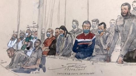 رسم يظهر جانبا من الجلسة الأخيرة من محاكمة المتهمين في اعتداءات 13 تشرين الثاني/نوفمبر 2022.