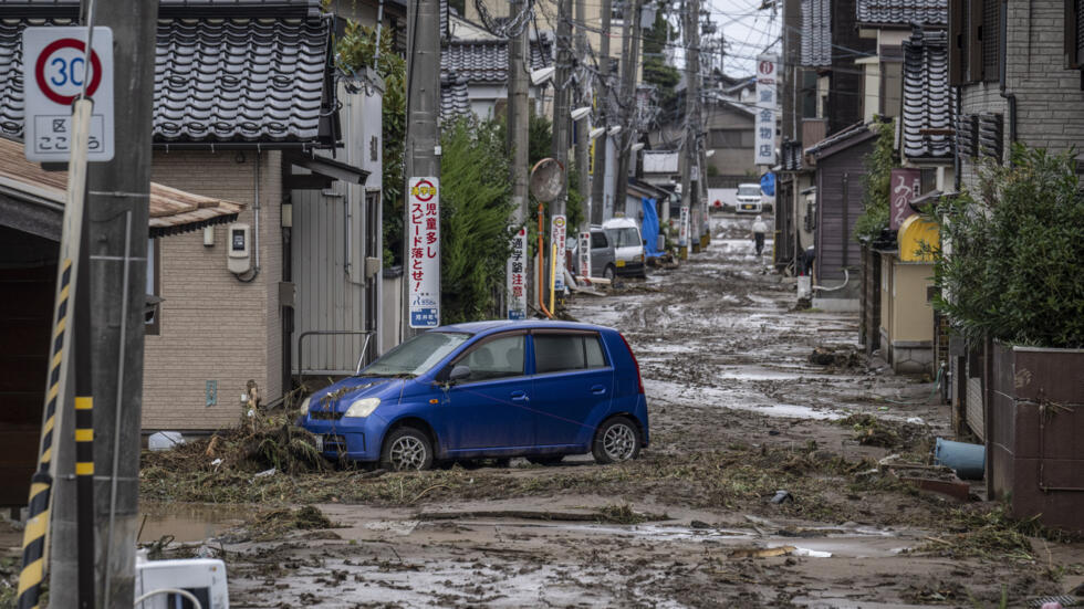 Une voiture bloquée sur une route couverte de boue après de fortes pluies dans la ville de Wajima, au Japon, dimanche 22 septembre 2024.