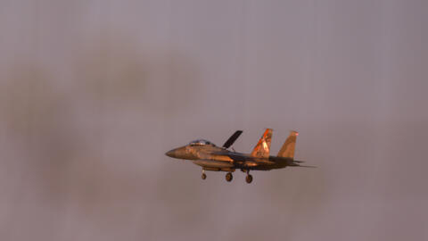 Un avion de chasse F-15 de l'armée israélienne survole le centre d'Israël, le 15 avril 2024.