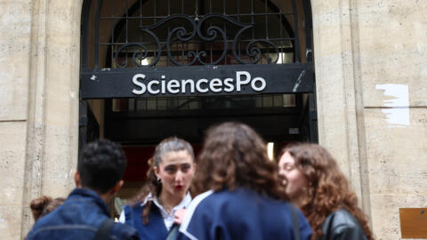 طلاب أمام مدخل معهد العلوم السياسية بباريس /مارس/آذار 2024 