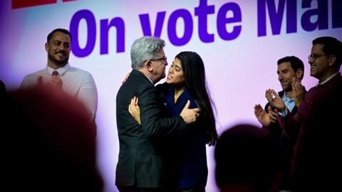 Jean-Luc Mélenchon enlassant Rima Hassan, le 6 juin 2024, à Lyon, lors du dernier meeting de sa tête de liste Manon Aubry avant les élections européennes du 9 juin.
