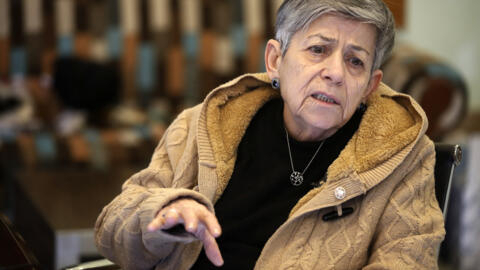 هناء إدور (77 عاماً) الناشطة النسوية والمدنية العراقية خلال مقابلة أجرتها معها وكالة الأنباء الفرنسية في بغداد في 18 شباط/فبراير 2023.