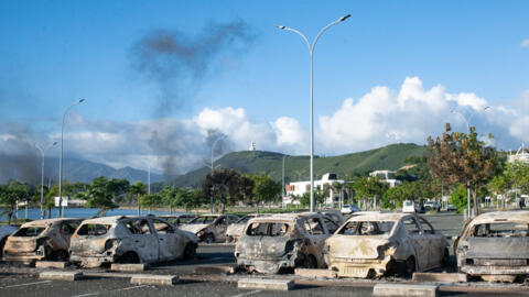 Des voitures brûlées sur le parking de l'ancien hôpital à la périphérie de Nouméa, le 16 mai 2024, en Nouvelle-Calédonie.