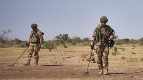 جنود فرنسيون في بوركينا فاسو يبحثون عن ألغام زرعها جهاديون. نوفمبر/تشرين الثاني 2019.