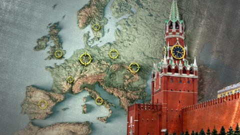 Le Kremlin sur fond de carte européenne avec des cibles indiquant que la Russie est accusée de viser l'Europe.