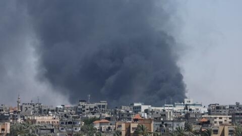 دخان يتصاعد خلال غارة جوية إسرائيلية على رفح بجنوب قطاع غزة في 24 مايو/أيار 2024.