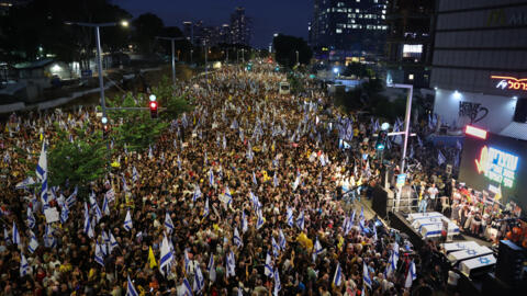 Des milliers de manifestants se rassemblent à Tel Aviv dans la soirée du 1er septembre, à la veille d'une grève générale décrétée suite à la découverte des corps de six otages dans la bande de Gaza.