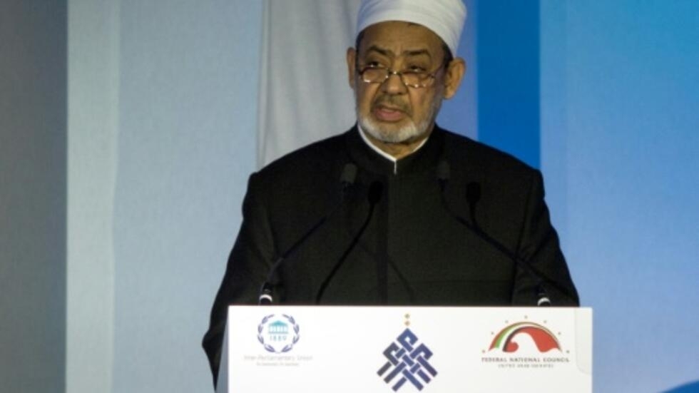 شيخ الأزهر أحمد الطيب يلقي كلمة في القمة العالمية لرئيسات البرلمانات في أبو ظبي في ديسمبر/كانون الأول 2016. 