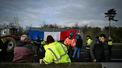 مزارعون فرنسيون يقطعون الطريق السريع رقم A7 بالقرب من ألبون جنوب شرقي البلاد للتظاهر ضد ارتفاع الضرائب على المحاصيل الزراعية وانخفاض المداخيل. 23 يناير/كانون الثاني 2024.