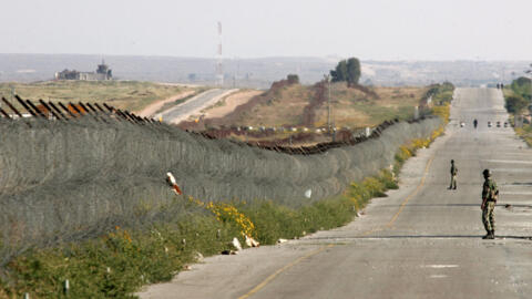 Des gardes-frontières patrouillent sur une route parallèle au corridor de Philadelphie, une zone tampon qui sépare l'Égypte et de la bande de Gaza.