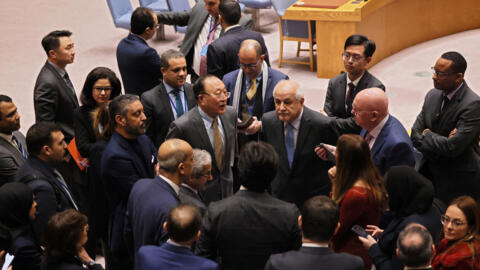 السفير الفلسطيني لدى الأمم المتحدة رياض منصور (الرابع على اليمين) يتحدث إلى أعضاء مجلس الأمن التابع للأمم المتحدة أثناء استراحة خلال اجتماع حول الحرب بين إسرائيل وحماس في مقر الأمم المتحدة في 19 كانون الأول (ديسمبر). 2023 في مدينة نيويورك.