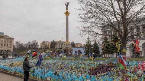 Des drapeaux aux couleurs de l'Ukraine rendent hommage aux morts de la guerre, sur la place de l'Indépendance à Kiev, le 24 février 2024.