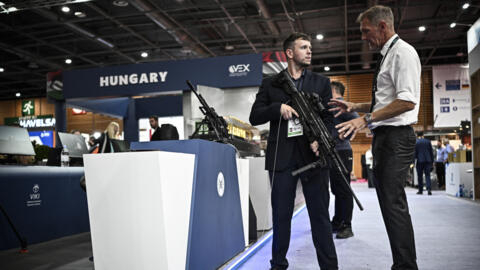 Un visiteur tient un fusil de précision du fabricant d'armes hongrois Gestamen Arms au salon international de la défense terrestre, aérienne et de la sécurité Eurosatory, à Villepinte, dans la banlieue nord de Paris, le 17 juin 2024.