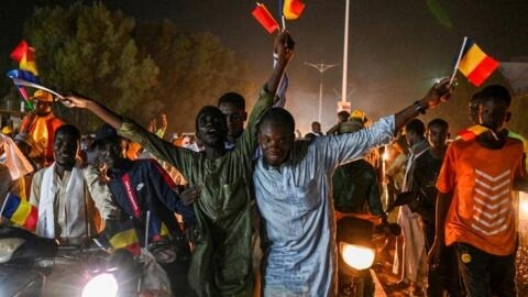 أنصار رئيس المجلس العسكري التشادي محمد إدريس ديبي يحتفلون بفوز مرشحهم في أحد شوارع نجامينا في 9 أيار/مايو 2024.