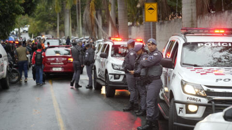 La police brésilienne sécurise le lieu du crash, à Vinhedo, dans l'État de Sao Paulo (Brésil), le 9 août 2024.