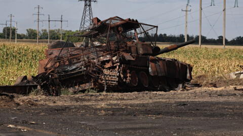 Un char russe calciné pris en photo le 16 août 2024 dans la région russe de Koursk lors d'une visite organisée pour les journalistes par l'armée ukrainienne.