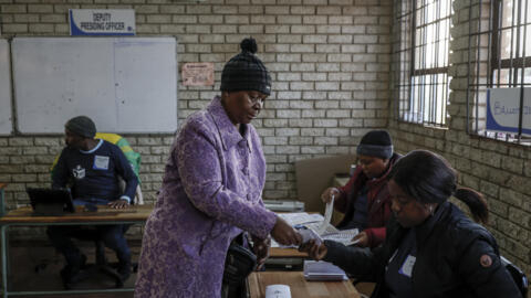 ناخبة تدلي بصوتها في انتخابات عامة داخل مركز اقتراع مدرسة هيتيكاني الابتدائية في سويتو بجنوب أفريقيا في 29 مايو 2024.