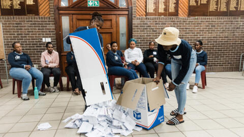 مسؤولو اللجنة الانتخابية في جنوب إفريقيا (IEC) يفرغون صندوق اقتراع أثناء عملية فرز الأصوات في محطة التصويت بمدرسة أدينغتون الابتدائية خلال الانتخابات العامة في جنوب إفريقيا في ديربان في 29 مايو 2024.